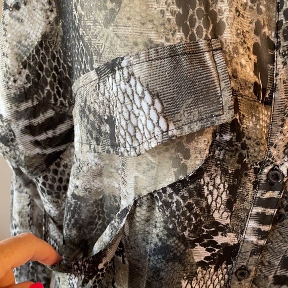 BB DAKOTA women’s snakeskin pattern OVERSIZED / RELAXED fit button down BLOUSE - Picture 4 of 12